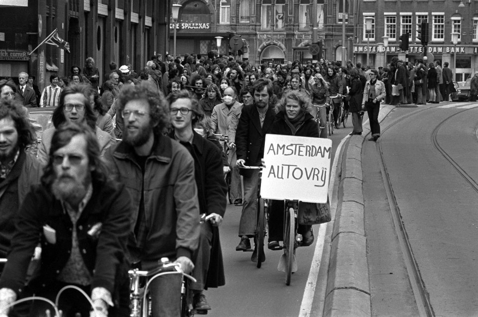 Fietstocht Amsterdam autovrij in Amsterdam overzicht van de stoet op het Rokin, Bestanddeelnr 927-1852