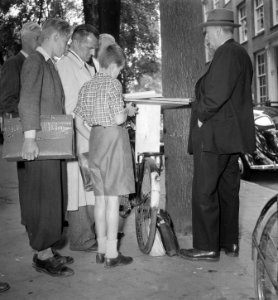 Fietstafel op postzegelmarkt Amsterdam, Bestanddeelnr 905-1595