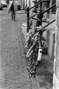 Fiets met voor f 500,-- aan sloten van Dagem Cohen voor musuem Fodor in Amsterd, Bestanddeelnr 930-0092