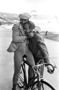 Fietsieval in Stadion (training). Johnny Kraaijkamp komt even uitblazen bij Rika, Bestanddeelnr 920-6070