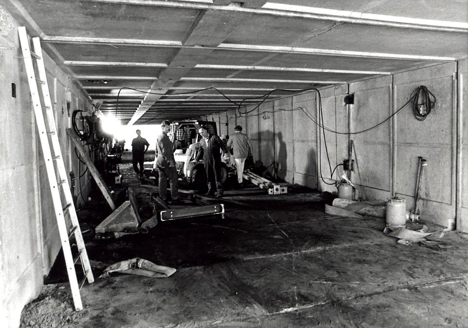 Fietstunneltje tussen het Kenaupark en het Staten Bolwerk in aanleg. Aangekocht in 1993 van United Photos de Boer bv. - Negatiefnummer 36395 k 31. - Gepubliceerd in het Haarlems Dagblad van 19.05.1992