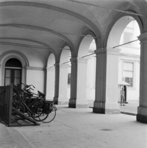 Fietsenrek onder arcade In de achtergrond een wachtpost, Bestanddeelnr 900-7679