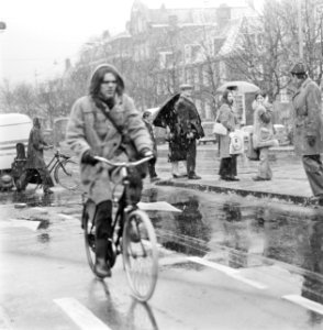 Fietsers en voetgangers in een sneeuwbui in de Vijzelstraat in Amsterdam, Bestanddeelnr 926-8613
