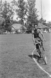 Fietser op grasveld, Bestanddeelnr 492-1-3