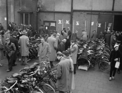 Fietsenveiling door Amsterdamse politie, Bestanddeelnr 910-1626