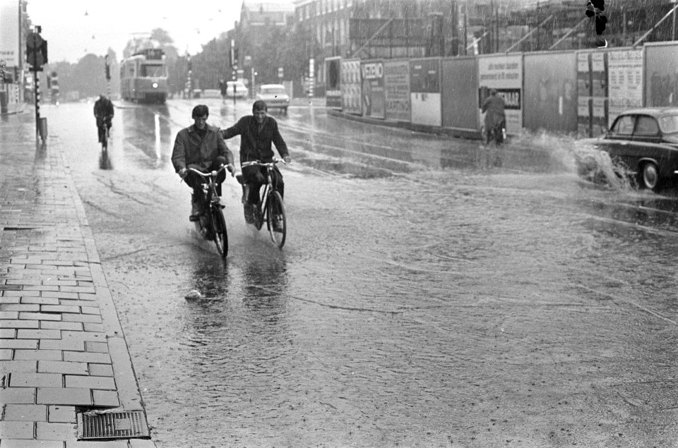 Fietsers gaan door de plassen, Bestanddeelnr 920-4436