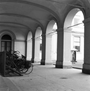 Fietsenrek onder arcade In de achtergrond een wachtpost, Bestanddeelnr 900-7678