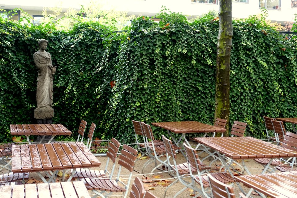 Figure with tables - Platanenhain - Mathildenhöhe - Darmstadt, Germany - DSC01551