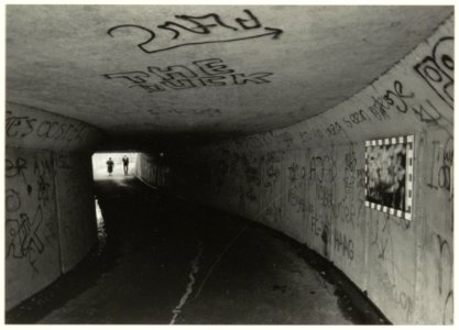 Fietstunneltje met graffiti onder de Westelijke Randweg, verbinding tussen Parnassiakade en Munterslaan. NL-HlmNHA 54031906