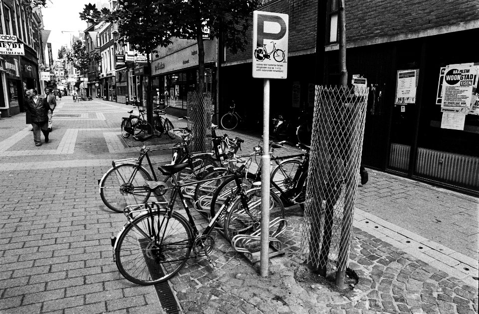 Fietsparkeerplaats en bord in Haarlem, aangeboden door Echte Nederlandse Fietser, Bestanddeelnr 930-9057