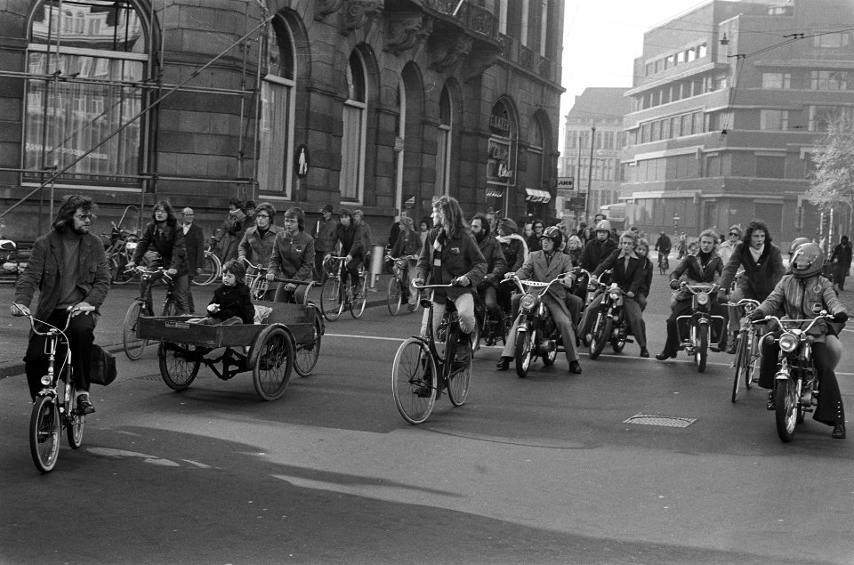 Fietsers, bromfietsers en een bakfiets op een autoloze kruising, Bestanddeelnr 926-8029