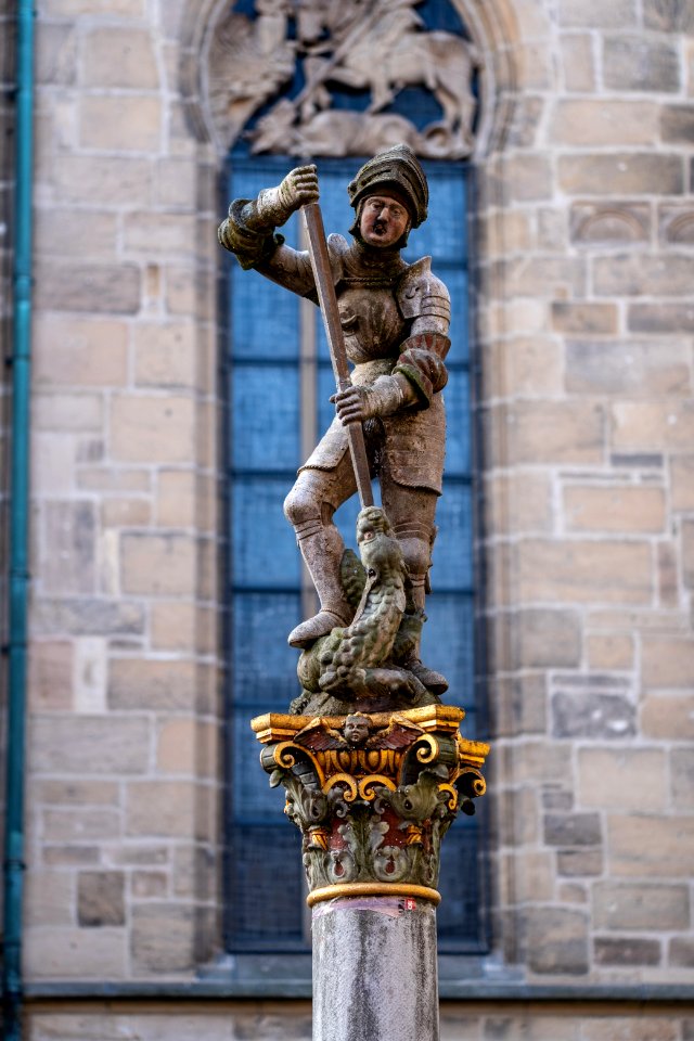 Figur auf dem Georgsbrunnen vor der Stiftskirche in Tübingen 2019