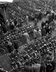 Fietsenveiling door Amsterdamse politie, Bestanddeelnr 910-1624