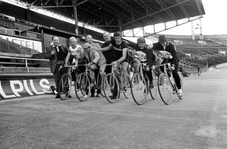 Fietsieval in Stadion (training). Rika Janssen in de sprint tegen Jan Janssen (a, Bestanddeelnr 920-6072
