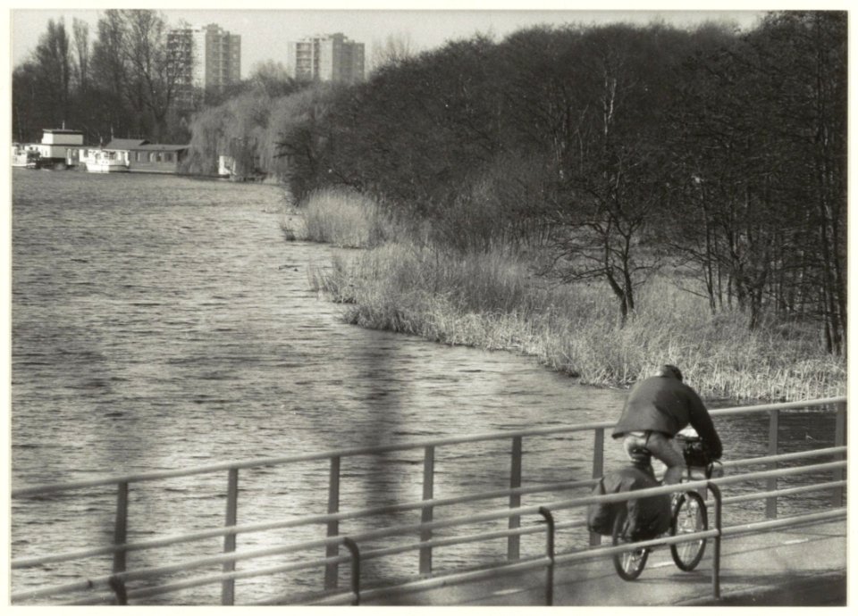 Fietsersbrug over de Buitenliede, met rechts het Veenbos. Op de achtergrond Flats aan de leonard Springerlaan. NL-HlmNHA 54031761