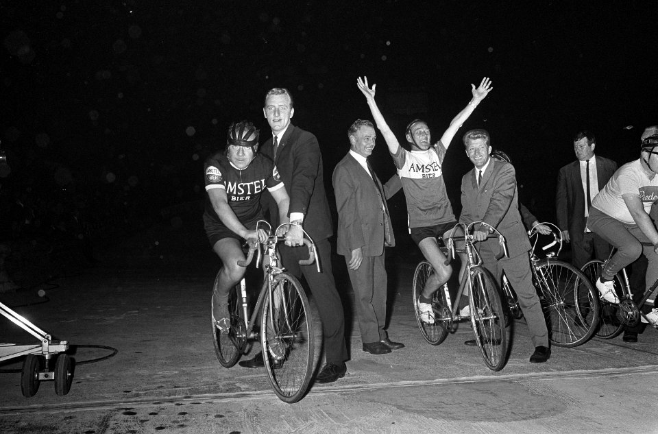 Fietsieval in Stadion (training). Cees de Lange gevallen, jurylid Peter Verhagen, Bestanddeelnr 920-6077