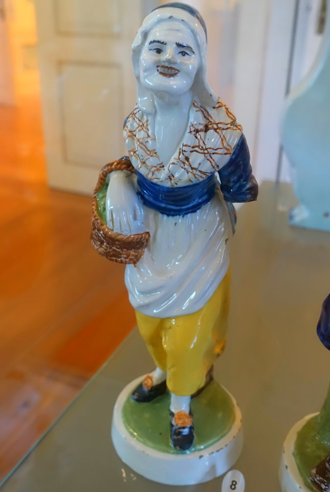 Figure of a woman, c. 1755-1822, faience - Fábrica de Miragaia - Museu Nacional de Soares dos Reis - Porto, Portugal - DSC00443