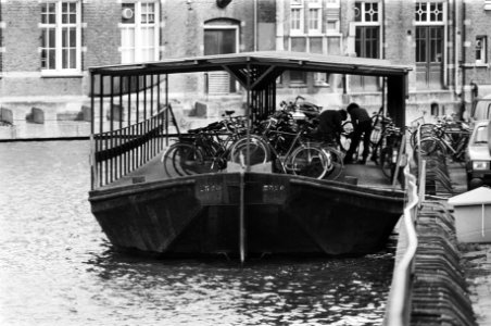 Fietsenstalling op boot bij Universiteit nabij Amsterdamse Prinsengracht, Bestanddeelnr 931-4113