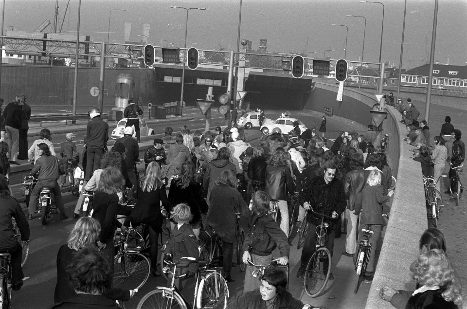 Fietsers worden bij de IJ-tunnel tegengehouden, Bestanddeelnr 926-8014