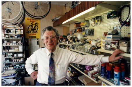 Fietsenhandelaar A.G. de Haas in zijn winkel aan de Ramplaan 46. NL-HlmNHA 54036471