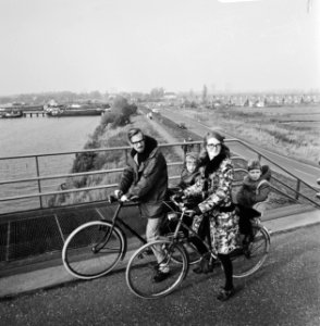 Fietsers op een verder lege autoweg, Bestanddeelnr 926-8046 photo