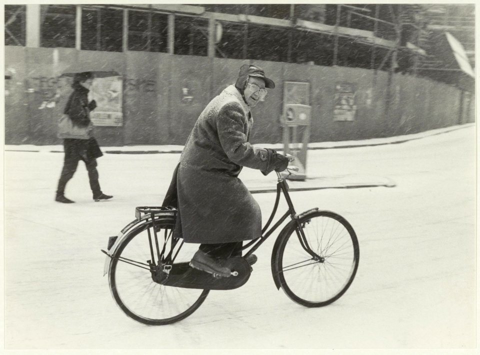 Fietser in de sneeuw bij de Riviervismarkt