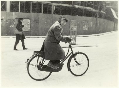 Fietser in de sneeuw bij de Riviervismarkt