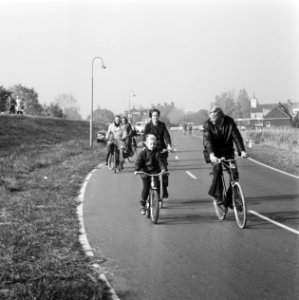 Fietsers op een verder lege weg, Bestanddeelnr 926-8048