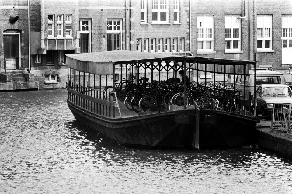 Fietsenstalling op boot bij Universiteit op Amsterdamse Prinsengracht, Bestanddeelnr 931-4112
