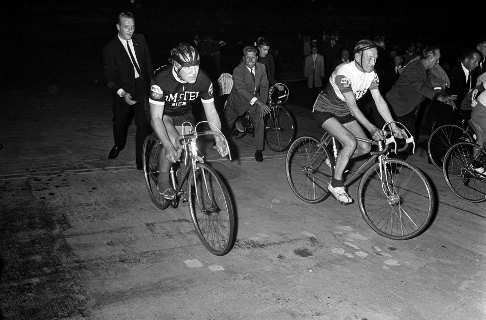 Fietsieval in Stadion (training). Cees de Lange gevallen, jurylid Peter Verhagen, Bestanddeelnr 920-6076