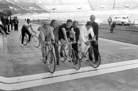 Fietsieval in Stadion (training). Rika Janssen in de sprint tegen Jan Janssen (a, Bestanddeelnr 920-6073