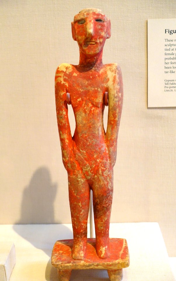 Figurine from Fakhariyah (male), Tell Fakhariyah, Pre-pottery Neolithic B, 9000-7000 BC, gypsum with bitumen and stone inlays - Oriental Institute Museum, University of Chicago - DSC07636