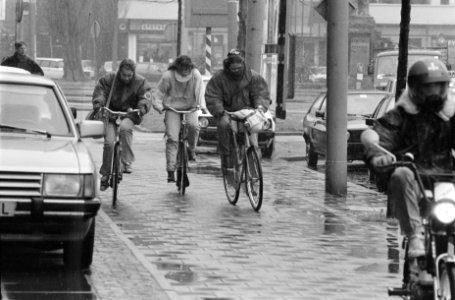 Fietsers in de regen tijdens het koude voorjaar, Bestanddeelnr 934-4325