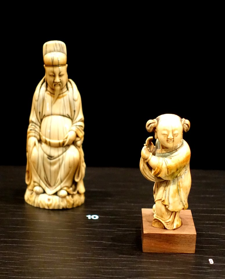 Figurines of Wen Chang, god of literature, and a boy, China, Ming dynasty, c. 1580-1644 AD, ivory - Östasiatiska museet, Stockholm - DSC09524