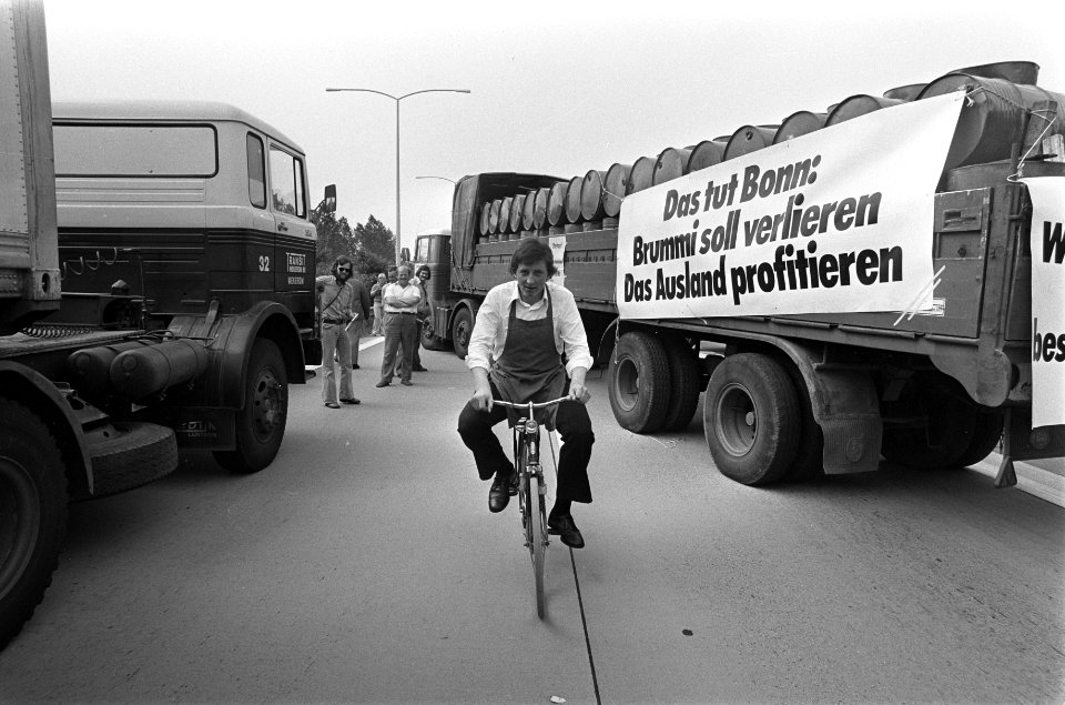 Fietser rijdt tussen de vrachtwagens door, Bestanddeelnr 928-0034