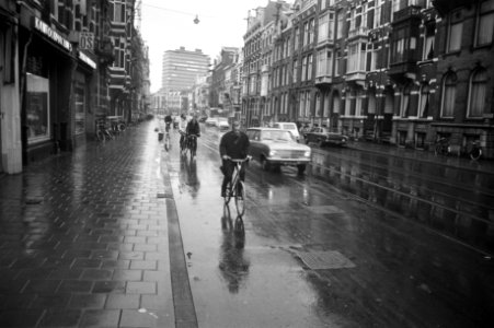 Fietsers in regen, Amsterdam, Bestanddeelnr 925-1668