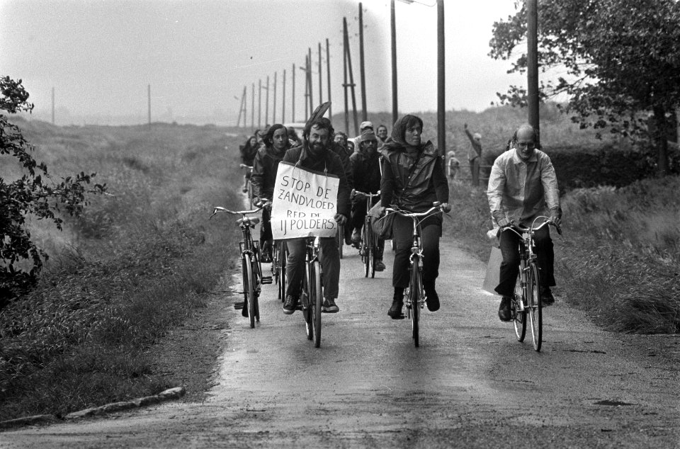 Fietstocht voor behoud van Ruigoord, de fietsers, links Kaboutergemeenteraadslid, Bestanddeelnr 926-5915