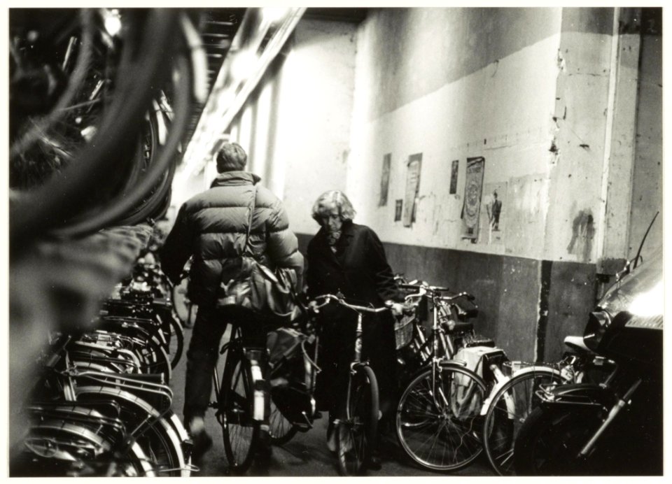 Fietsenstalling in het Station. NL-HlmNHA 54032205