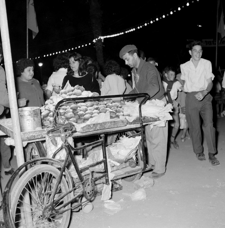 Fietskar met hapjes (soort oliebollen) op straat, Bestanddeelnr 255-1933