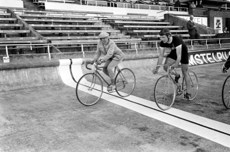 Fietsieval in Stadion (training). Rika Janssen in de sprint tegen Jan Janssen (a, Bestanddeelnr 920-6071