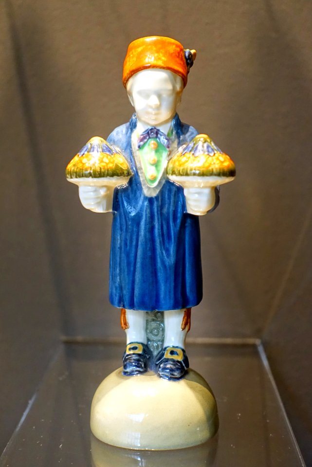 Figures in traditional costumes by Ernst Riegel, 1907-1911, earthenware - Museum Künstlerkolonie Darmstadt - Mathildenhöhe - Darmstadt, Germany - DSC06173