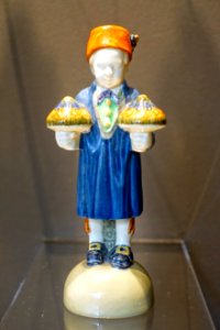 Figures in traditional costumes by Ernst Riegel, 1907-1911, earthenware - Museum Künstlerkolonie Darmstadt - Mathildenhöhe - Darmstadt, Germany - DSC06173
