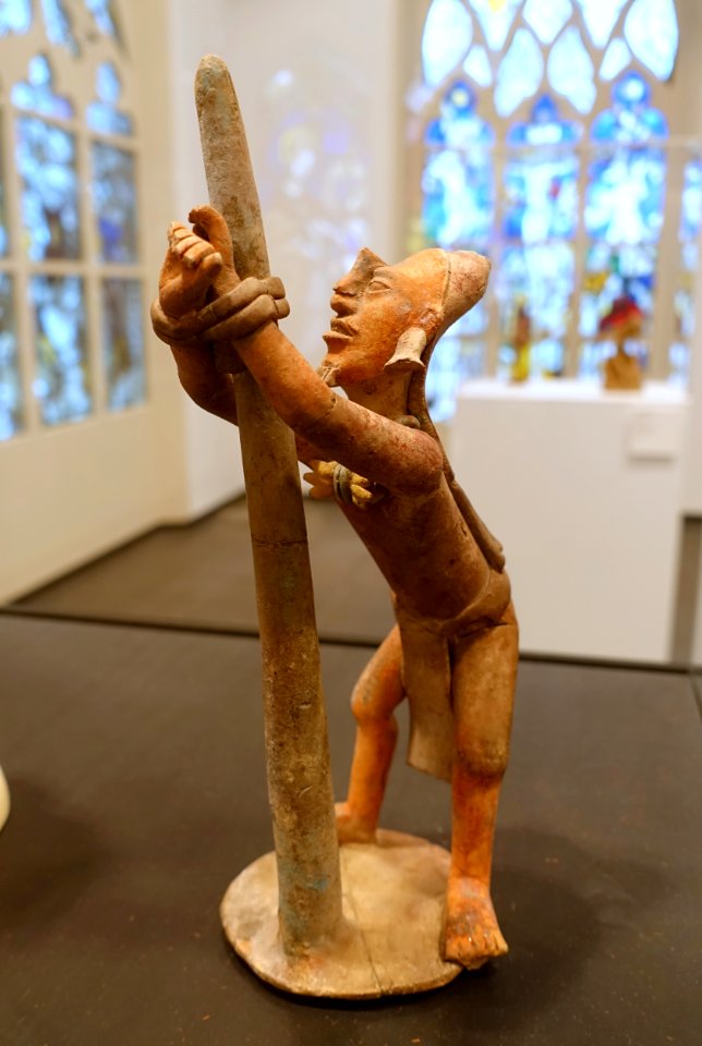 Figurine of a shackled man, Maya, probably Jaina, Campeche, Mexico, Late Classic period, 600-900 AD, burned clay, painted - Rautenstrauch-Joest-Museum - Cologne, Germany - DSC09823