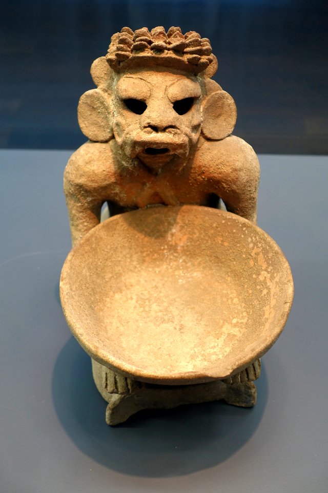 Figurine with dish - Classic Maya - Ethnological Museum, Berlin - DSC00692