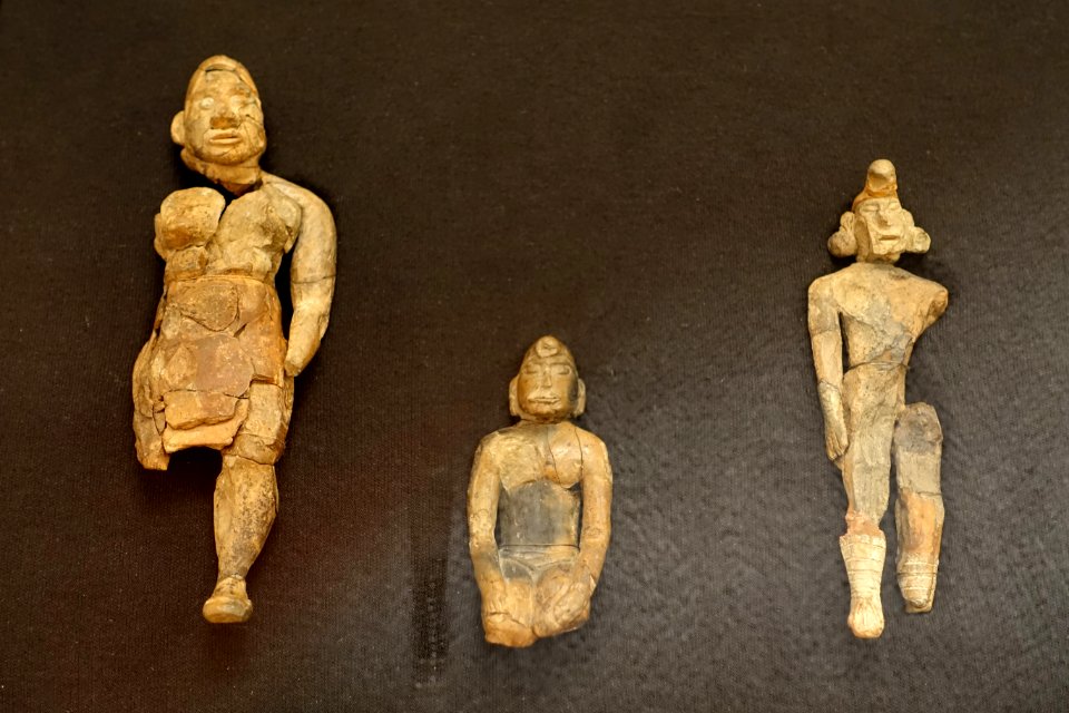 Figurines, Hopewell culture, Turner Group, Little Miami Valley, Ohio, 200 BC to 500 AD, terra cotta - Native American collection - Peabody Museum, Harvard University - DSC06092