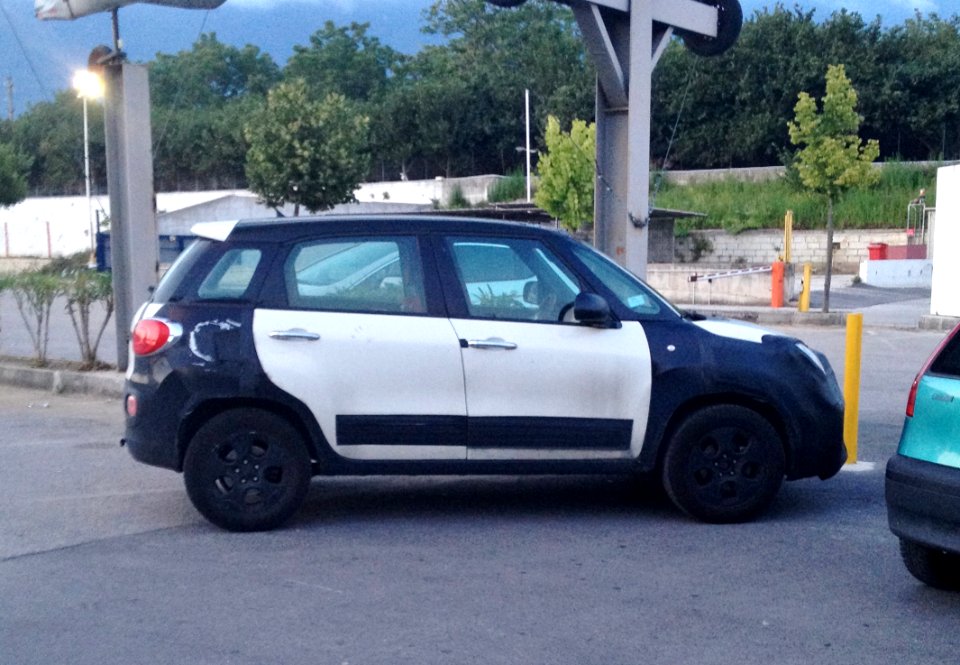 Fiat-Jeep B-SUV prototype test based Fiat 500L