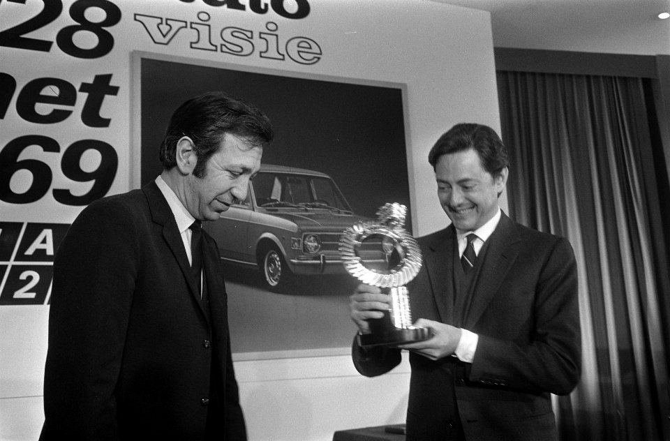 Fiat 128 Auto van het Jaar. Fred van der Vlugt (rechts) en Umberto Agnelli tijde, Bestanddeelnr 923-2213