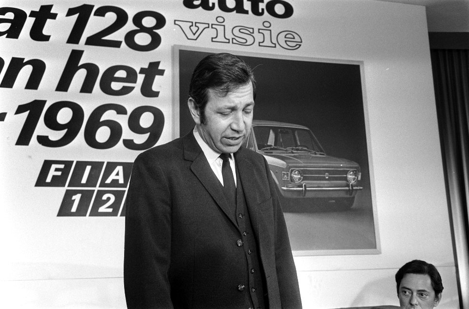 Fiat 128 Auto van het Jaar. Fred van der Vlugt (rechts) en Umberto Agnelli tijde, Bestanddeelnr 923-2212