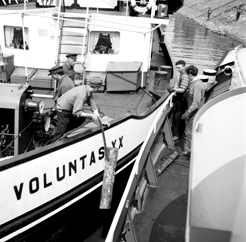 Fiat Voluntas XX meert aan in de haven Duisburg-Ruhrort, een bemanningslid plaat, Bestanddeelnr 254-0994