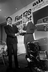 Fiat 128 auto van het jaar. Links Agnelli, rechts Giacosa, Bestanddeelnr 923-2216
